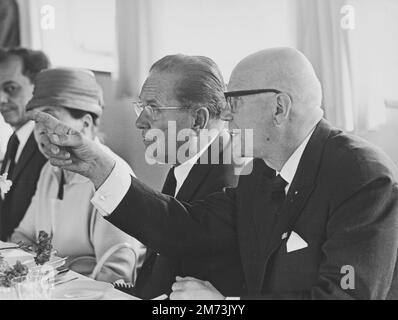 HELSINKI, FINNLAND - 1964 - Jugoslawischer Präsident Josip Broz Tito und finnischer Präsident Urho Kekkonen in Helsinki, Finnland während eines offiziellen Staates Stockfoto