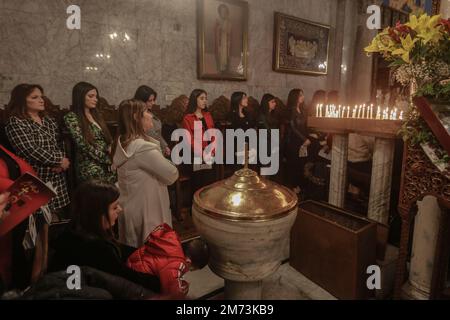 Gaza-Stadt, Palästinensische Gebiete. 07. Januar 2023. Palästinensische griechisch-orthodoxe Christen besuchen eine Weihnachtsmesse unter der Leitung des griechisch-orthodoxen Erzbischofs Alexios in St. Porphyrios Kirche. Kredit: Mohammed Talatene/dpa/Alamy Live News Stockfoto