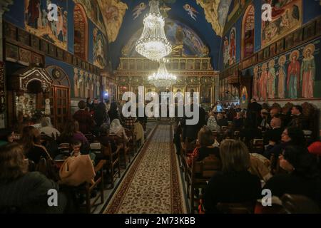 Gaza-Stadt, Palästinensische Gebiete. 07. Januar 2023. Palästinensische griechisch-orthodoxe Christen besuchen eine Weihnachtsmesse unter der Leitung des griechisch-orthodoxen Erzbischofs Alexios in St. Porphyrios Kirche. Kredit: Mohammed Talatene/dpa/Alamy Live News Stockfoto