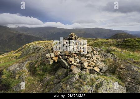 Das Gipfelkairn auf Gibson Knott Fell, über Thirlmere in den Central Fells, Lake District National Park, Cumbria, England, UK Gibson Knott Fell ist an Stockfoto