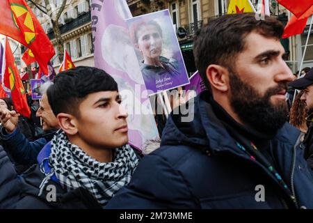 Paris, Frankreich. 7. Januar 2023 Jan Schmidt-Whitley/Le Pictorium - Tribut an die kurdischen Aktivisten Sakine, Fidan und Leyla in Paris - 7/1/2023 - Frankreich / Paris / Paris - mehrere Zehntausende Kurden aus ganz Europa trafen sich in Paris, um in einer tressa vom Gare du Nord zum Place de la Republique zu marschieren. Dieser jährliche märz, an dem die kurdische Gemeinde seit 2013 teilnimmt, kommt kurz nach dem Schock der Ermordung von drei Kurden im Zentrum von Paris im Dezember 2022. Kredit: LE PICTORIUM/Alamy Live News Stockfoto