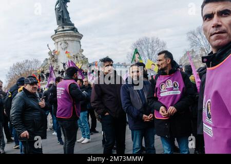 Paris, Frankreich. 7. Januar 2023 Jan Schmidt-Whitley/Le Pictorium - Tribut an die kurdischen Aktivisten Sakine, Fidan und Leyla in Paris - 7/1/2023 - Frankreich / Paris / Paris - mehrere Zehntausende Kurden aus ganz Europa trafen sich in Paris, um in einer tressa vom Gare du Nord zum Place de la Republique zu marschieren. Dieser jährliche märz, an dem die kurdische Gemeinde seit 2013 teilnimmt, kommt kurz nach dem Schock der Ermordung von drei Kurden im Zentrum von Paris im Dezember 2022. Kredit: LE PICTORIUM/Alamy Live News Stockfoto