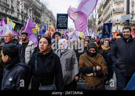 Paris, Frankreich. 7. Januar 2023 Jan Schmidt-Whitley/Le Pictorium - Tribut an die kurdischen Aktivisten Sakine, Fidan und Leyla in Paris - 7/1/2023 - Frankreich / Paris / Paris - mehrere Zehntausende Kurden aus ganz Europa trafen sich in Paris, um in einer tressa vom Gare du Nord zum Place de la Republique zu marschieren. Dieser jährliche märz, an dem die kurdische Gemeinde seit 2013 teilnimmt, kommt kurz nach dem Schock der Ermordung von drei Kurden im Zentrum von Paris im Dezember 2022. Kredit: LE PICTORIUM/Alamy Live News Stockfoto