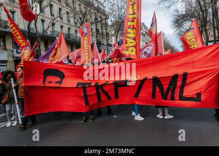 Paris, Frankreich. 7. Januar 2023 Jan Schmidt-Whitley/Le Pictorium - Tribut an die kurdischen Aktivisten Sakine, Fidan und Leyla in Paris - 7/1/2023 - Frankreich / Paris / Paris - mehrere Zehntausende Kurden aus ganz Europa trafen sich in Paris, um in einer tressa vom Gare du Nord zum Place de la Republique zu marschieren. Dieser jährliche märz, an dem die kurdische Gemeinde seit 2013 teilnimmt, kommt kurz nach dem Schock der Ermordung von drei Kurden im Zentrum von Paris im Dezember 2022. Kredit: LE PICTORIUM/Alamy Live News Stockfoto