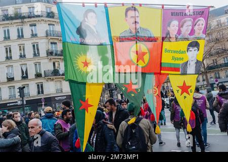 Paris, Frankreich. 7. Januar 2023 Jan Schmidt-Whitley/Le Pictorium - Tribut an die kurdischen Aktivisten Sakine, Fidan und Leyla in Paris - 7/1/2023 - Frankreich / Paris / Paris - mehrere Zehntausende Kurden aus ganz Europa trafen sich in Paris, um in einer tressa vom Gare du Nord zum Place de la Republique zu marschieren. Dieser jährliche märz, an dem die kurdische Gemeinde seit 2013 teilnimmt, kommt kurz nach dem Schock der Ermordung von drei Kurden im Zentrum von Paris im Dezember 2022. Kredit: LE PICTORIUM/Alamy Live News Stockfoto