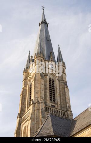 Ein vertikales Bild des wunderschönen St. Pankratius in Emsdetten, Deutschland Stockfoto