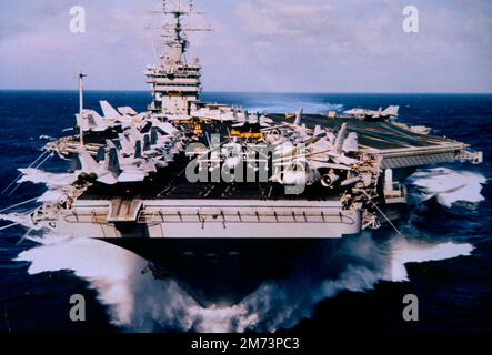 USS Dwight D. Eisenhower (CVN-69) (informell als „Ike“ bekannt) ist ein nuklearbetriebener Flugzeugträger, der derzeit bei der US-Marine in Betrieb ist. Das 1977 in Betrieb genommene Schiff ist der zweite der zehn derzeit in Betrieb befindlichen Flugzeugträger der Nimitz-Klasse und das erste Schiff, das nach dem 34. Präsidenten der Vereinigten Staaten und General der Armee Dwight D. Eisenhower benannt wurde. Das Schiff wurde ursprünglich einfach als USS Eisenhower benannt, ähnlich wie das führende Schiff der Klasse, Nimitz, aber am 25. Mai 1970 wurde der Name in seine derzeitige Form geändert Stockfoto