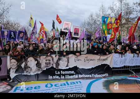 Paris, Ile de France, FRANKREICH. 7. Januar 2023. Zehntausend Kurden aus ganz Frankreich und verschiedenen Teilen Europas kommen nach Paris, um an die Ermordung von 3 Kurden vor 10 Jahren in Paris zu erinnern. Einer der getöteten Kurden war Sakine Cansiz, eines der Gründungsmitglieder der kurdischen Arbeiterpartei, der PKK. Die anderen Toten waren Fidan Dogan und Leyla Saylemez. Kredit: ZUMA Press, Inc./Alamy Live News Kredit: ZUMA Press, Inc./Alamy Live News Stockfoto