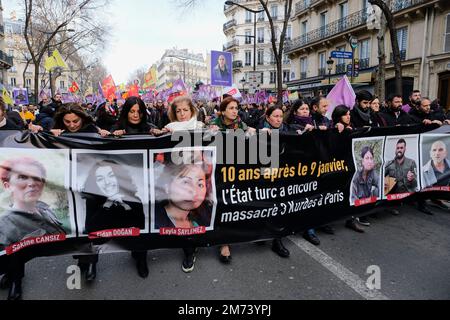 Paris, Ile de France, FRANKREICH. 7. Januar 2023. Zehntausend Kurden aus ganz Frankreich und verschiedenen Teilen Europas kommen nach Paris, um an die Ermordung von 3 Kurden vor 10 Jahren in Paris zu erinnern. Einer der getöteten Kurden war Sakine Cansiz, eines der Gründungsmitglieder der kurdischen Arbeiterpartei, der PKK. Die anderen Toten waren Fidan Dogan und Leyla Saylemez. Kredit: ZUMA Press, Inc./Alamy Live News Kredit: ZUMA Press, Inc./Alamy Live News Stockfoto