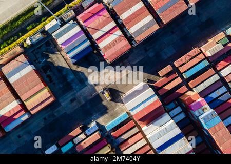 Containerfrachtschiff im Hafen laden, Gütertransport Import Export und Geschäftslogistik nach Containerschiff, Luftaufnahme. Stockfoto