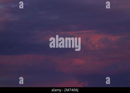 Bunte, feine Wolken am Himmel bei Sonnenuntergang Stockfoto