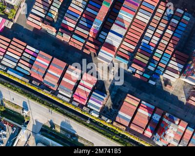 Containerfrachtschiff im Hafen laden, Gütertransport Import Export und Geschäftslogistik nach Containerschiff, Luftaufnahme. Stockfoto