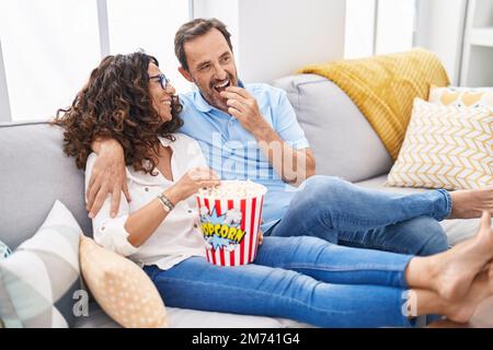 Mann und Frau Paar schauen sich einen Film an, sitzen zu Hause auf dem Sofa Stockfoto