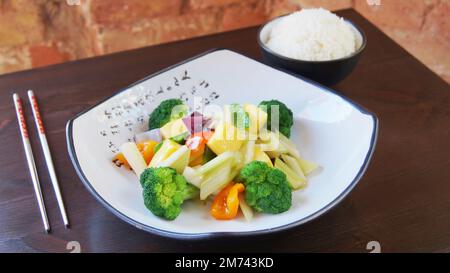 Gedünstetes Gemüse wie Brokkoli und Karotten in einem chinesischen Restaurant. Stockfoto