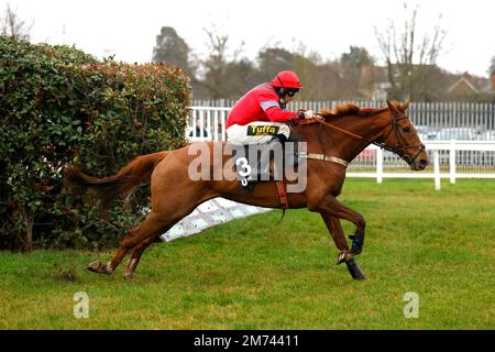 Red reitete von Jockey Marc Goldstein auf dem Weg, den Read Nicky Henderson's Unibet Blog Handicap Chase in Sandown Park, Surrey, zu gewinnen. Foto: Samstag, 7. Januar 2023. Stockfoto