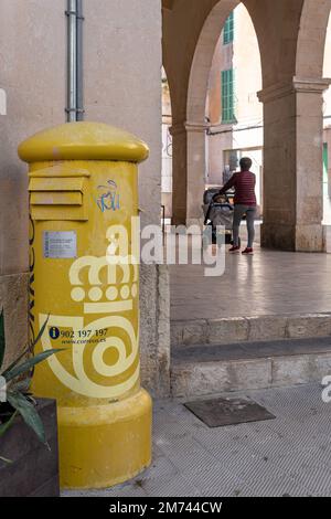 Felanitx, Spanien; januar 04 2023: Nahaufnahme eines gelben Briefkastens des spanischen Staatsunternehmens Correos in einer Straße in der mallorquinischen Stadt Felan Stockfoto