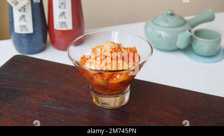 Schüssel mit Kimchi-Salat. Kimchi ist ein koreanisches Gericht, das aus einer fermentierten Zubereitung hergestellt wird und dessen Grundzutat Asienkohl oder Brassica pekinensis cabba ist Stockfoto