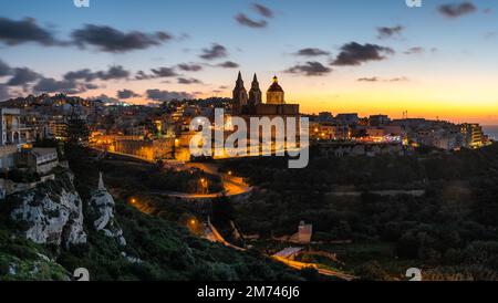 Il-Mellieha, Malta - wunderschöner Panoramablick auf die Skyline von Mellieha nach Sonnenuntergang mit der Pariser Kirche. Stockfoto