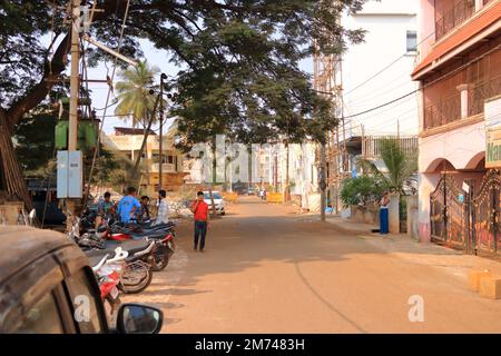 Dezember 17 2022 - Bidar, Karnataka in Indien: Straßenleben in einer kleineren Stadt in Zentralindien Stockfoto