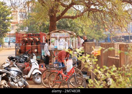 Dezember 17 2022 - Bidar, Karnataka in Indien: Straßenleben in einer kleineren Stadt in Zentralindien Stockfoto