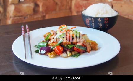 Asiatische Kombi-Platte mit Hähnchen, gekocht mit Gemüse. Stockfoto