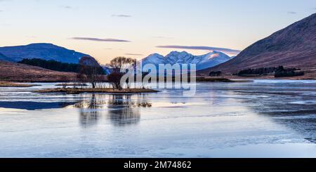 Gefrorenes Loch Droma, mit den majestätischen Höhen eines Teallach Bergmassivs in der Ferne, Wester Ross, Highland, Schottland, Großbritannien Stockfoto