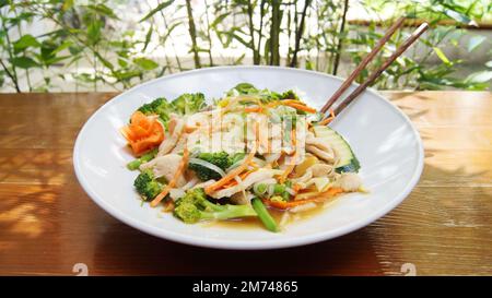 Asiatische Kombi-Platte mit Huhn in Currysauce und Gemüse serviert mit Reis. Stockfoto