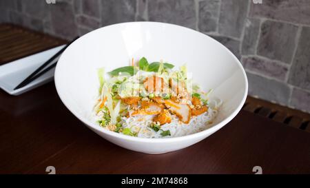 Asiatische Kombi-Platte mit Huhn in Currysauce und Gemüse serviert mit Reis. Stockfoto