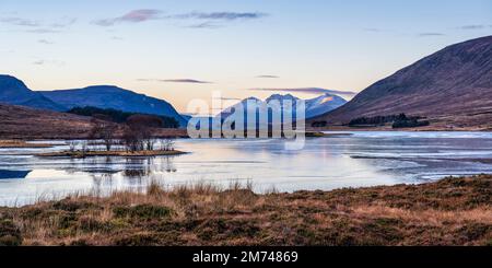 Gefrorenes Loch Droma, mit den majestätischen Höhen eines Teallach Bergmassivs in der Ferne, Wester Ross, Highland, Schottland, Großbritannien Stockfoto