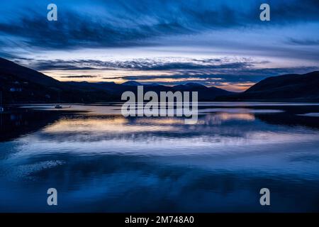 Blick nach Süden über Loch Broom vom Ullapool Hafen bei Tagesanbruch an einem ruhigen Wintermorgen - Ullapool, Wester Ross, Highland, Schottland, Großbritannien Stockfoto