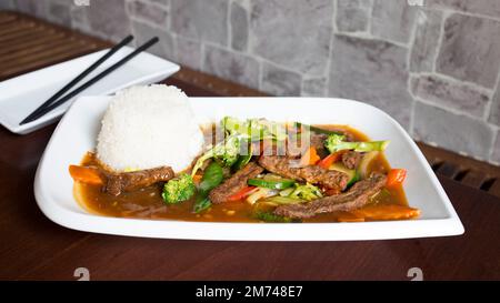 Asiatische Kombi-Platte mit Rindfleisch in Currysauce und Gemüse serviert mit Reis. Stockfoto