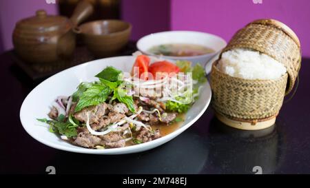 Asiatische Kombi-Platte mit Rindfleisch in Currysauce und Gemüse serviert mit Reis. Stockfoto