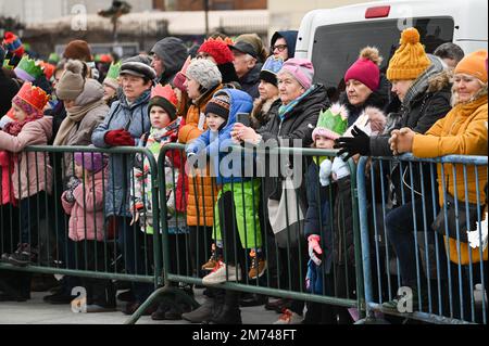 (230107) -- WARSCHAU, 7. Januar 2023 (Xinhua) -- Menschen sehen die Parade zum 3. Königstag in Warschau, Polen, 6. Januar 2023. Am Freitag marschierte eine Prozession durch die Straßen in Warschau, während die katholische Kirche die Epiphanie beobachtete, die gemeinhin als der Tag der drei Könige bekannt ist. (Foto: Alexey Vitvitsky/Xinhua) Stockfoto