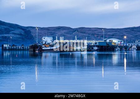 Fischerboote am Ullapool Pier bei Tagesanbruch - Ullapool, Wester Ross, Highland, Schottland, Großbritannien Stockfoto