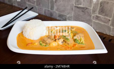 Asiatische Kombi-Platte mit Rindfleisch in Currysauce und Gemüse serviert mit Reis. Stockfoto