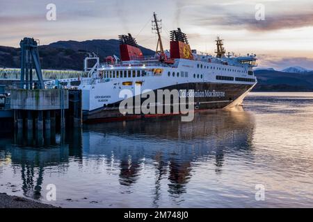 CALMAC Ferry MV Loch Seaforth legt am Ullapool Ferry Terminal an - Ullapool, Wester Ross, Highland, Schottland, Großbritannien Stockfoto