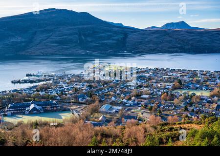 Stadt Ullapool und Hafengebiet von Ullapool Hill (Meall Mor) - Ullapool, Wester Ross, Highland, Schottland, Großbritannien Stockfoto