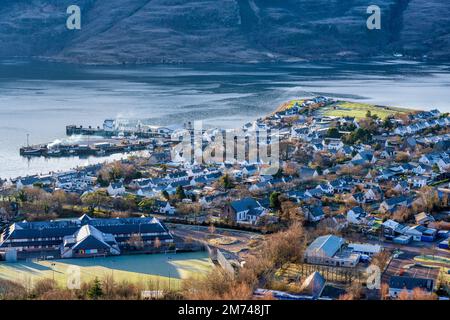 Stadt Ullapool und Hafengebiet von Ullapool Hill (Meall Mor) - Ullapool, Wester Ross, Highland, Schottland, Großbritannien Stockfoto