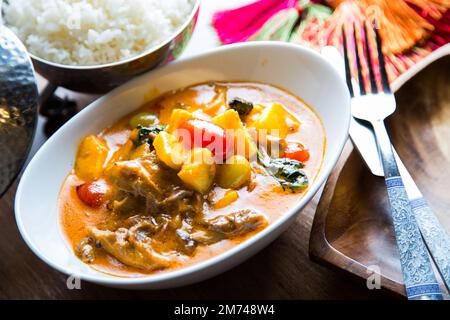 Asiatische Currysuppe mit Fleisch und Gemüse, serviert in einer Schüssel. Stockfoto