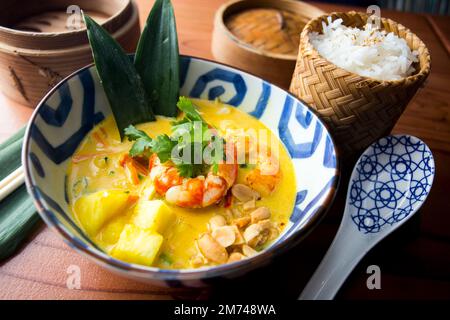 Thailändische asiatische Currysuppe mit Garnelen und Gemüse, serviert in einer Schüssel. Stockfoto