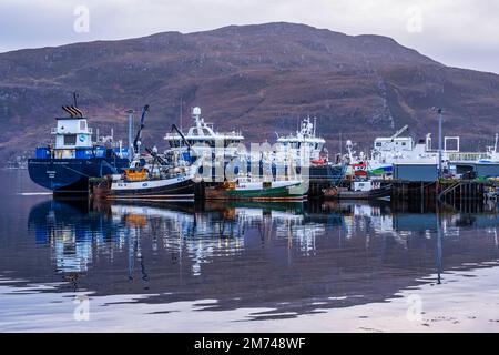 Ullapool Harbour Reflections – Ullapool, Wester Ross, Highland, Schottland, Großbritannien Stockfoto