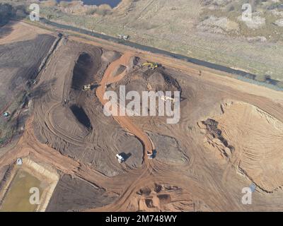 Großflächige Bauarbeiten und Landschaftsgestaltung auf dieser riesigen Baustelle, wie von oben gezeigt. Stockfoto