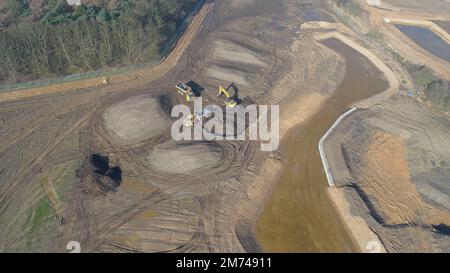 Die ersten Bauphasen auf diesem riesigen Gelände zeigen eine Luftaufnahme der Landschaftsgestaltung auf dieser Baustelle. Stockfoto