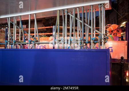 Ein Bauarbeiter bereitet sich auf einen Kran vor, um neue Materialien zu heben, und zwar als Teil einer neuen Lieferung für eine Baustelle auf der Charing Cross Road am 5. Januar 2022 in London, England. Stockfoto