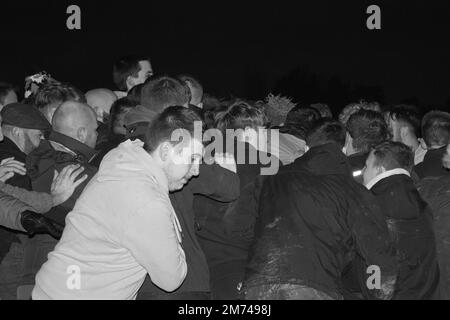 Haxey, North Lincolnshire, Vereinigtes Königreich - 01 06 2023: The Haxey Hood sway in Full Sway während der antiken Nachstellung des historischen Ereignisses. Stockfoto