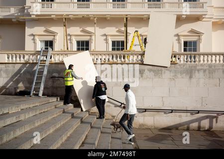 Bauarbeiter entfernen am 6. Januar 2022 in London, England, die letzten beiden Verkleidungen der Sicherheitsvorrichtungen über den Stufen in der Nähe der Mall, an der Mitglieder der öffentlichen Hand vorbeifahren. Stockfoto