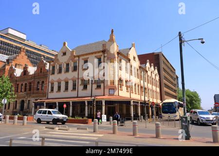 September 29 2022 - Pretoria in Südafrika: Kirchenplatz, Menschen während des Tages, Wandern oder Ausruhen auf dem Gras im Zentrum der Stadt Stockfoto