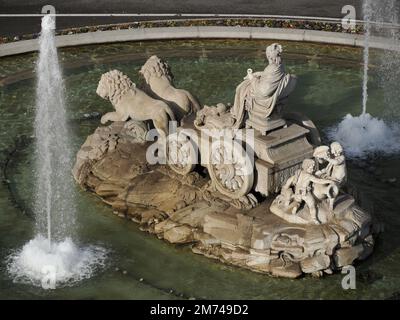 Das Rathaus von Madrid, das architektonische Wahrzeichen des ayuntamiento Communications Palastes, Blick von oben an einem sonnigen Tag in Spanien auf die plaza de cibeles Stockfoto