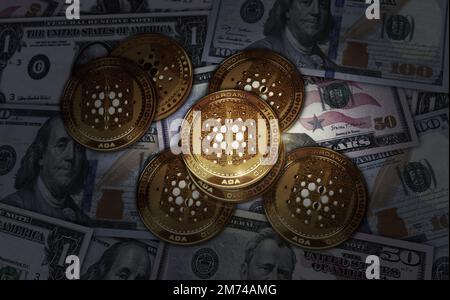 Cardano ADA-Kryptowährung Goldmünze über Dollar-Banknoten. Abstraktes Konzept für Online-Zahlungen und kryptografische Geldtransaktionen, 3D Illustration. Stockfoto