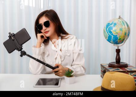 Schöne asiatische Frau, die Selfie von ihrem Smartphone nimmt. Stockfoto